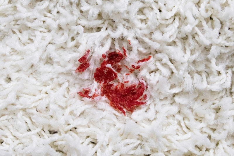 پاک کردن لکه خون از روی فرش